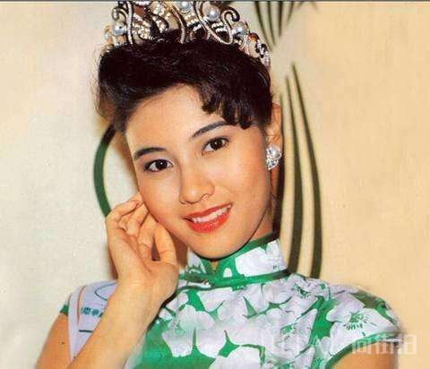 李嘉欣当年有多美？被称全港富太的“公敌”，今49岁依旧韵味扑鼻