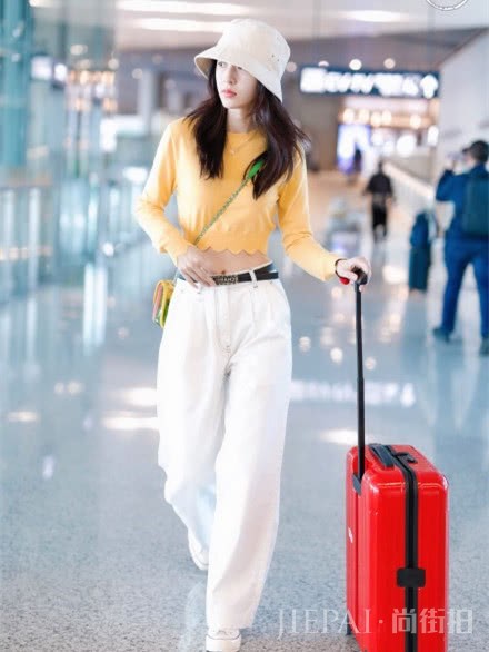 周雨彤阔腿裤搭配毛衣，腿长一样穿得惊艳