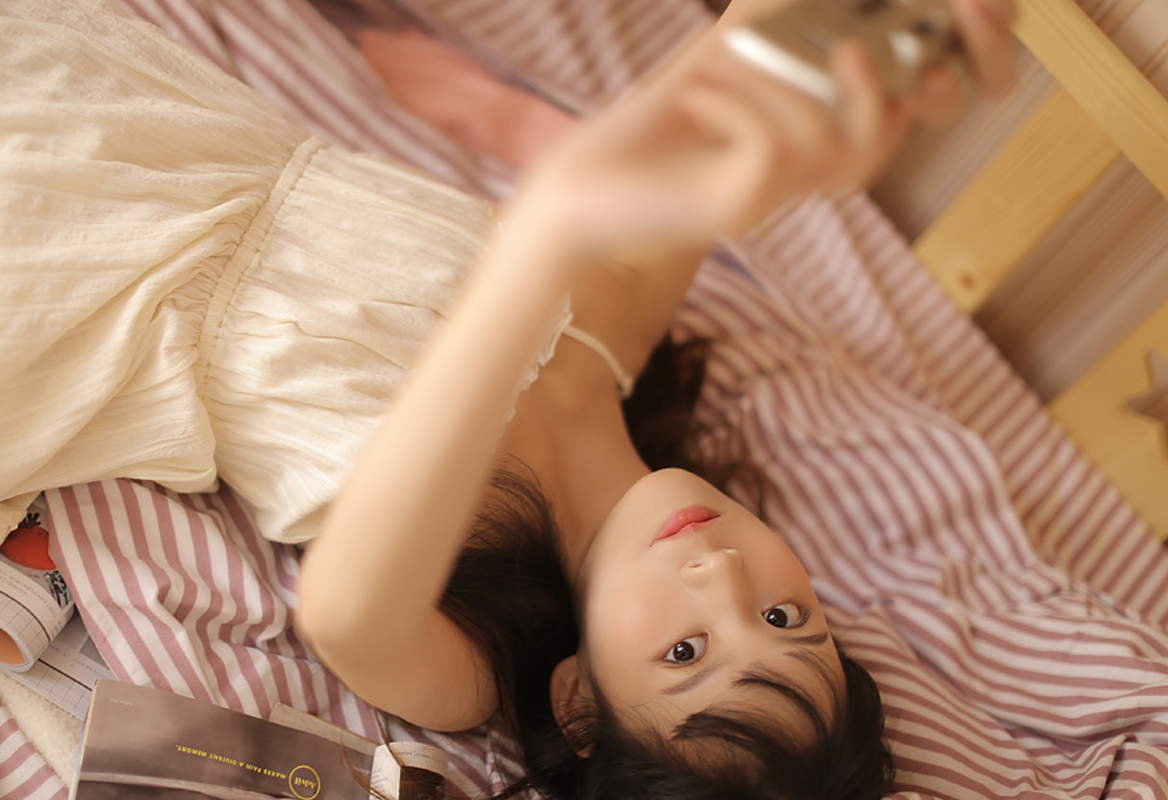 清纯邻家少女迷人室内写真图片