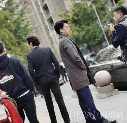 大咖出动现身北京街头,胡歌西装革履大长腿,靳东插兜宛如老干部