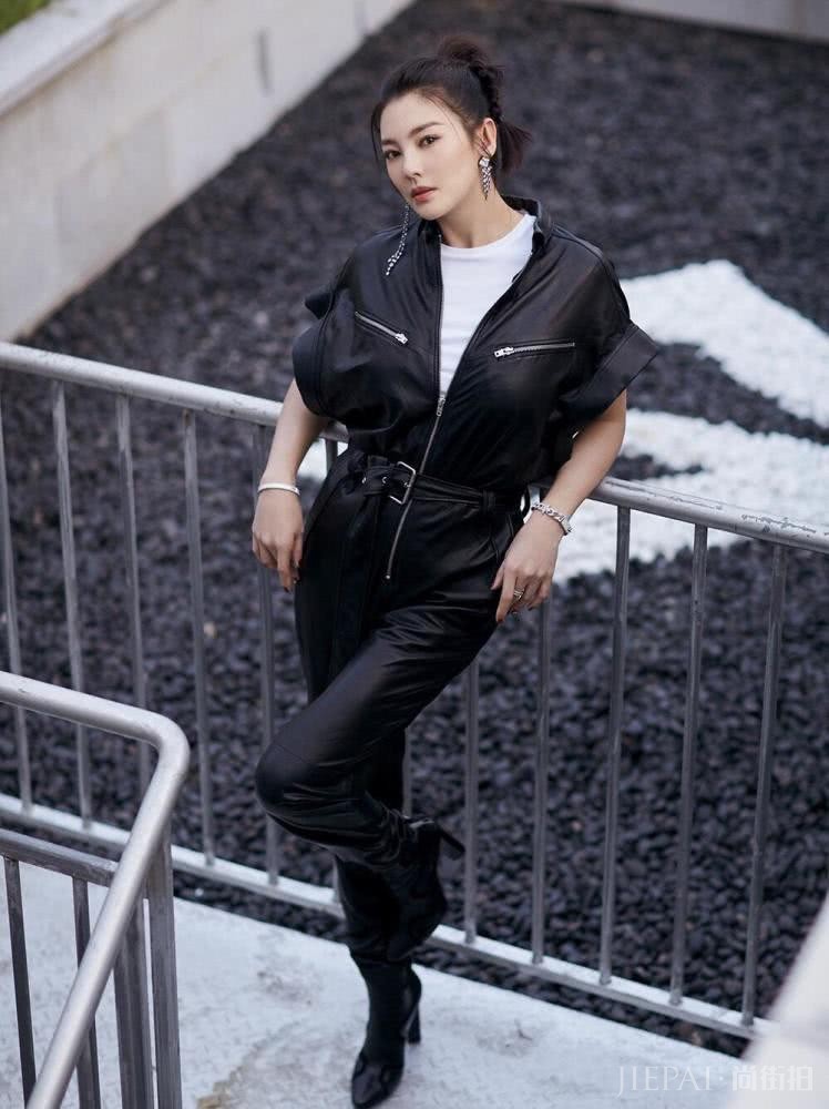 张雨绮马尾辫搭黑色皮质连体衣,帅气十足