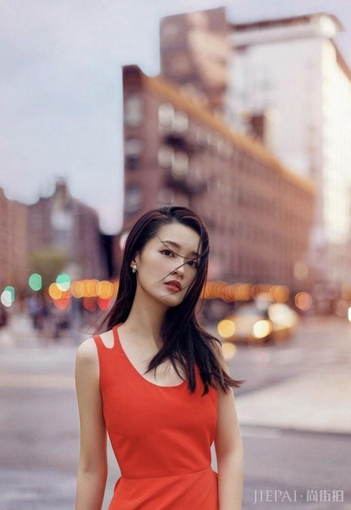 李沁穿红裙清纯似少女,踩“牙签鞋”性感妖娆