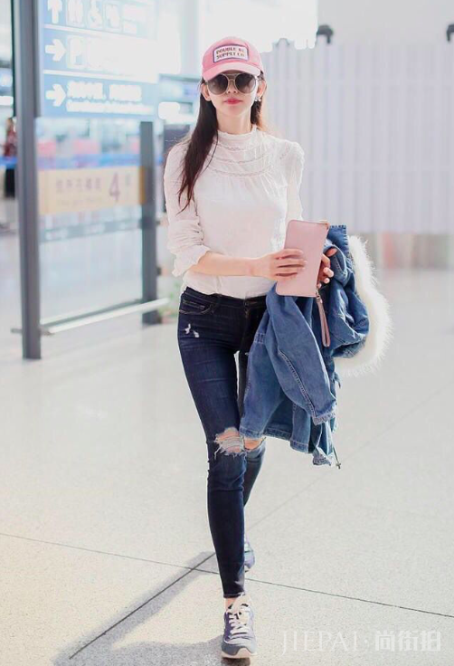 林志玲现身机场疯狂摆拍,修长身材加大长腿格外吸睛,破家暴流言