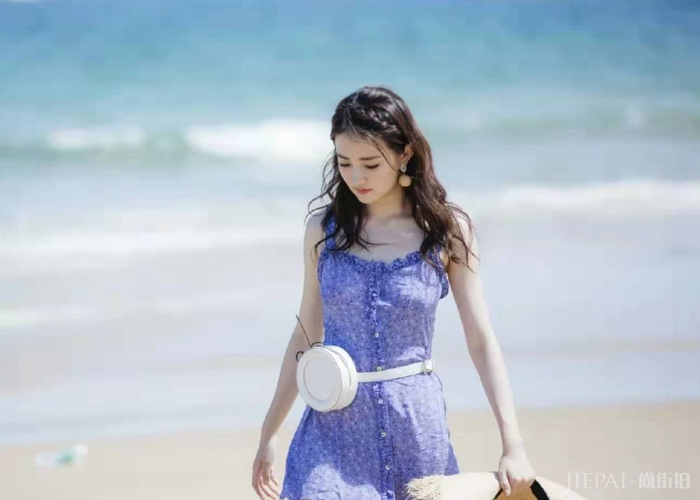 徐璐与张铭恩三亚游玩,穿吊带碎花裙甜美,还与关晓彤撞款不撞色