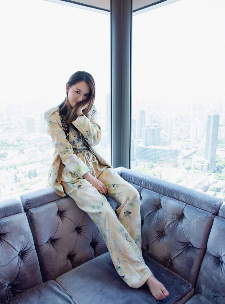 陈乔恩穿黄色衬衣配短裙,少女感十足