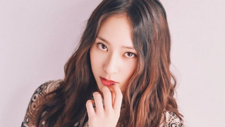 长相精致是什么感觉，看郑秀晶实力演绎女神，小v脸精致五官