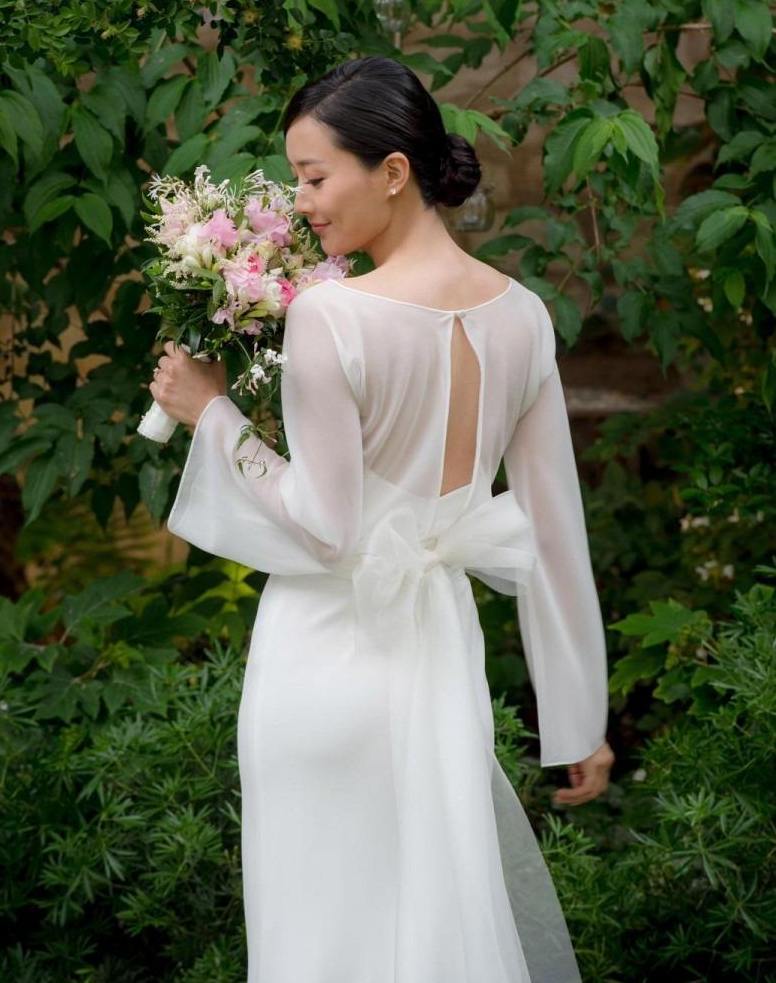 她因选美比赛被TVB签下,嫁入豪门后被抛弃,如今嫁给了法国人