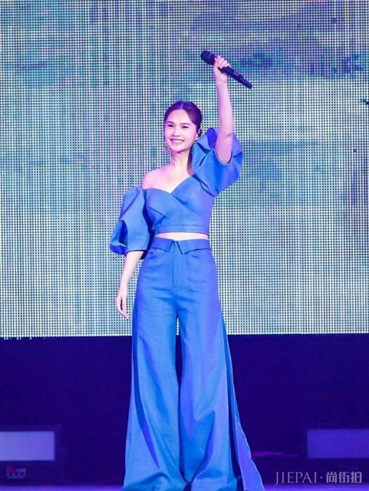 杨丞琳穿个性白衬衣配嫩黄色阔腿裤，说她18岁都嫌大