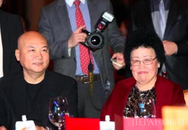 丑妻帅夫却从未有花边新闻的明星夫妻，他娶了自己的红颜知己