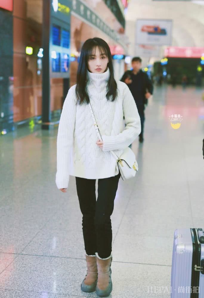 郑爽恋爱后衣品开挂,高领毛衣搭配小脚裤加上雪地靴太美