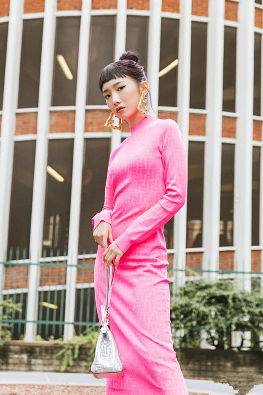 孟美岐穿咖啡色工装裤搭小皮鞋，看完大秀更时髦了！