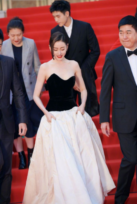 张天爱抹胸裙秀美背,显身材又时尚,大概是我见过最美的后背了