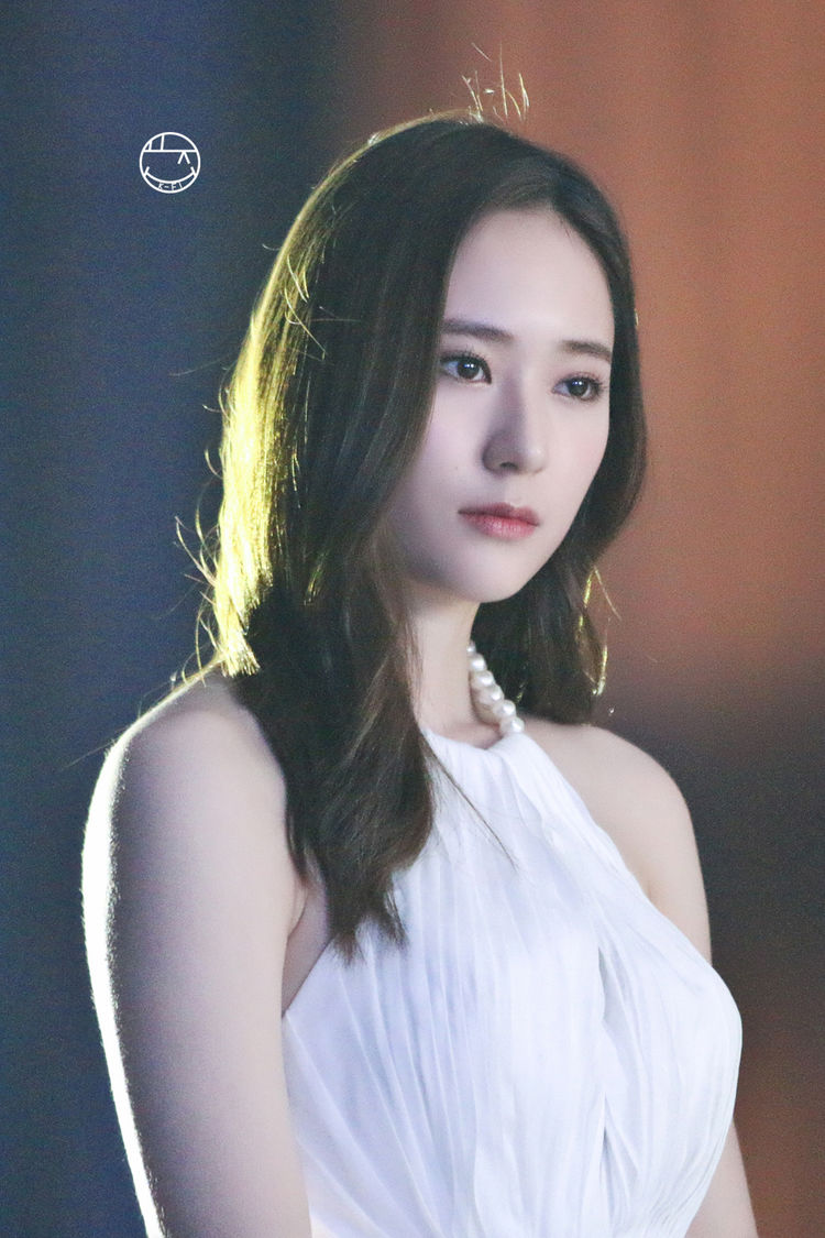 长相精致是什么感觉，看郑秀晶实力演绎女神，小v脸精致五官