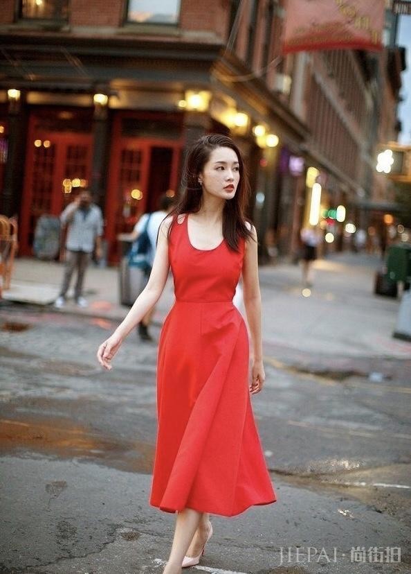 李沁穿红裙清纯似少女,踩“牙签鞋”性感妖娆