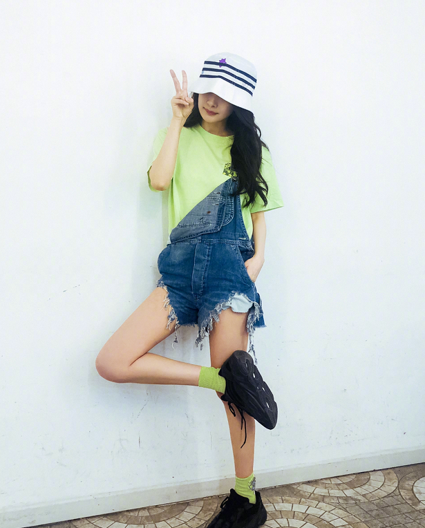 杨幂的腿为什么那么长?看看她的坐姿就知道了,拍照时赶紧学起来