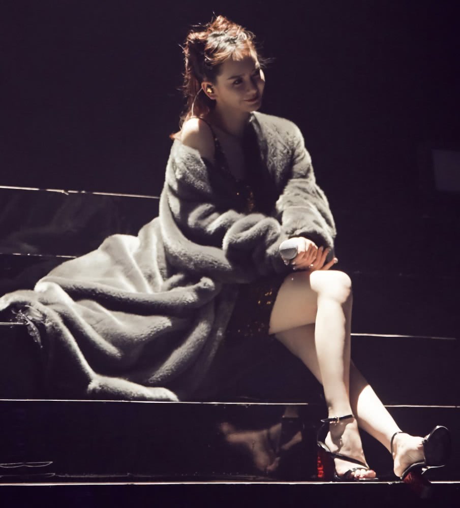 戚薇是怎样的天生尤物？穿上金色亮片裙太撩人，我赌李承铉吃醋了