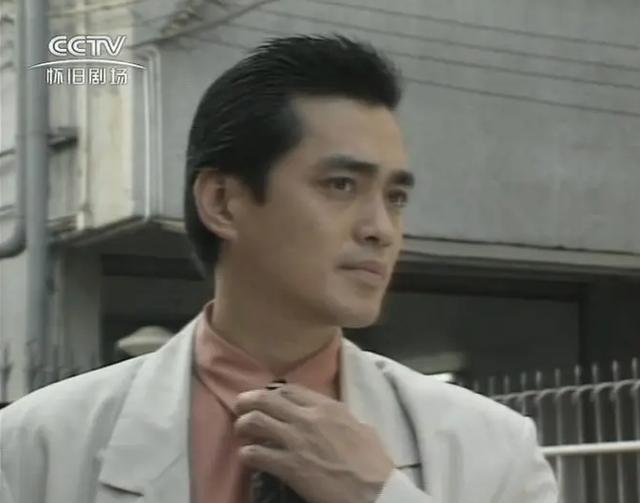 比弟弟汤镇业帅气却不曾大红 63岁依旧儒雅 两个女儿貌美如花