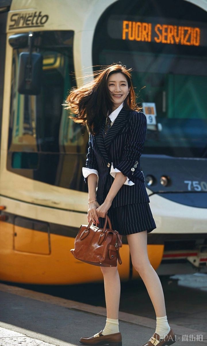 江疏影初秋街拍 白毛衣搭配皮裤随性又时髦