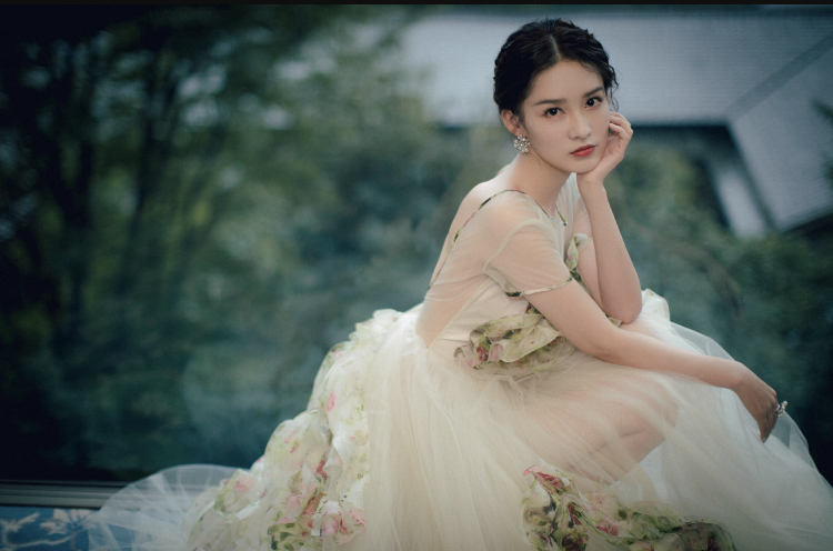 李沁“花仙子”造型大秀美背,回眸拍照眼神撩人