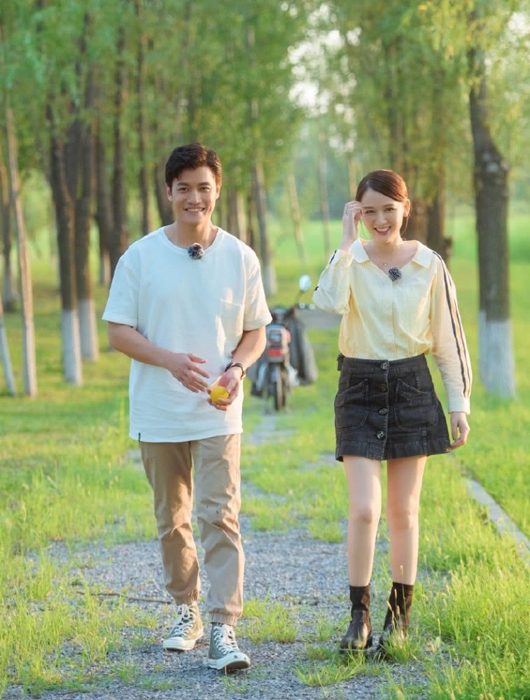 陈乔恩穿黄色衬衣配短裙,少女感十足