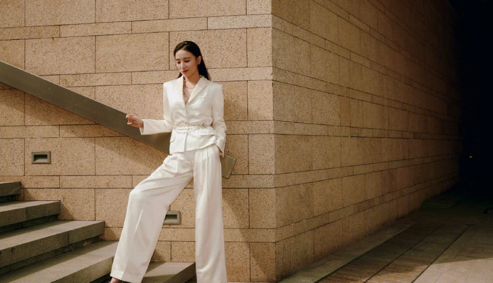 宋佳一身白色套装张扬高贵,美得霸气十足