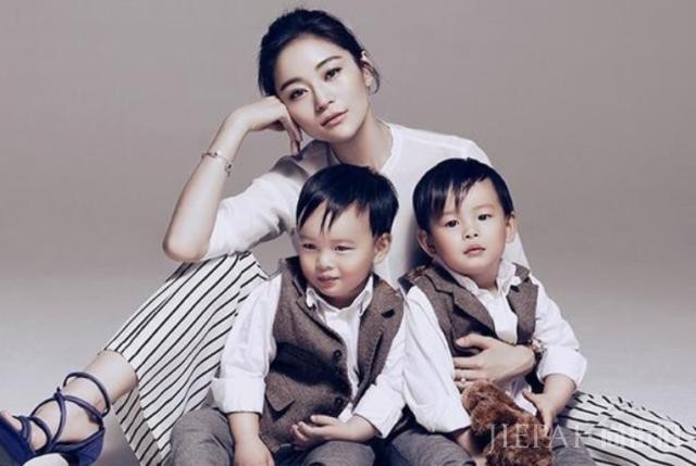 剧中出演母子，现实生活却是夫妻，生了双胞胎起名“一模一样”