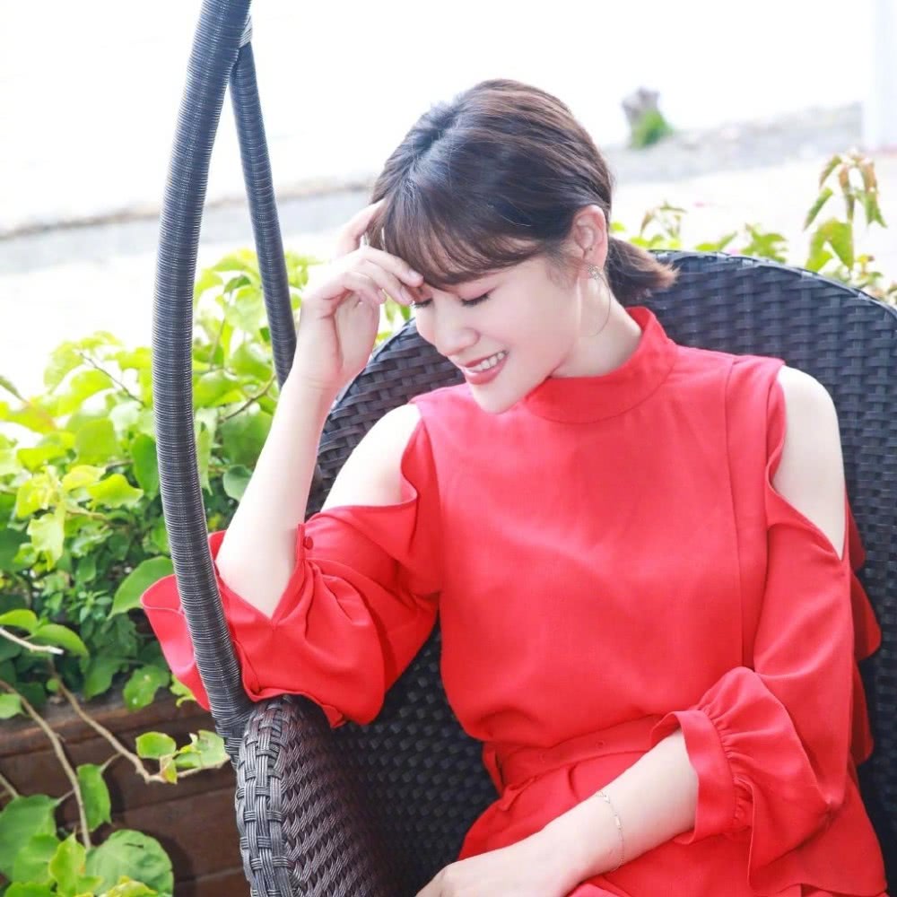 叶一茜穿红色荷叶边连衣裙,35岁了依旧少女感满满
