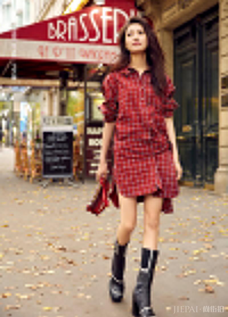 陈钰琪穿红色格子衬衫时尚街拍图片