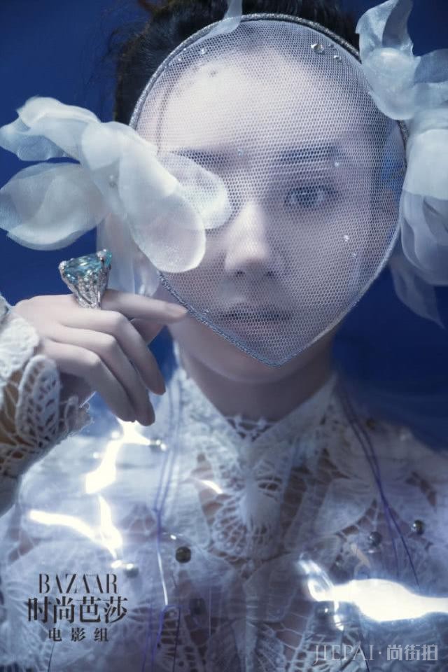 赵丽颖科幻武侠片造型首次曝光 网友称:"孤光自照,肝胆皆冰雪"