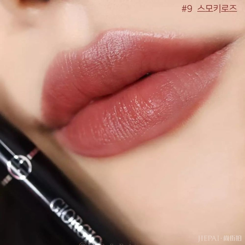 豆沙色、梅子色都靠边,今年最火的口红色是它