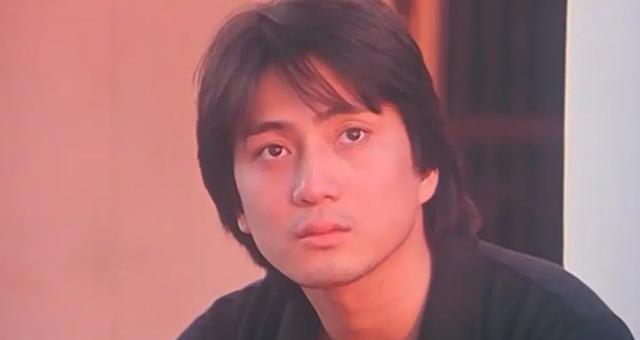 比弟弟汤镇业帅气却不曾大红 63岁依旧儒雅 两个女儿貌美如花