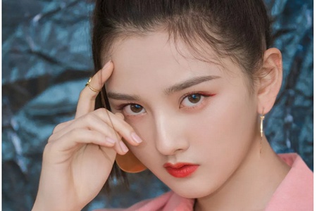 粉色明星妆容青春亮眼，让林允宋祖儿展现水润好肌肤