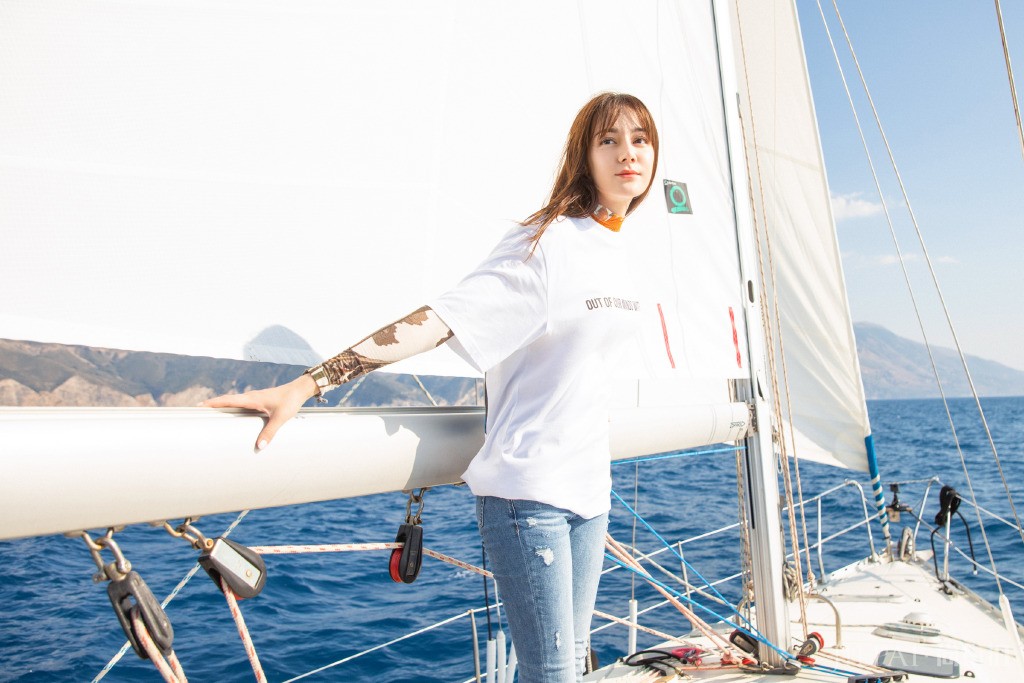 迪丽热巴街拍图片好奢侈，穿6650T恤配3万拼色半身裙，蚂蚁腰太惊艳