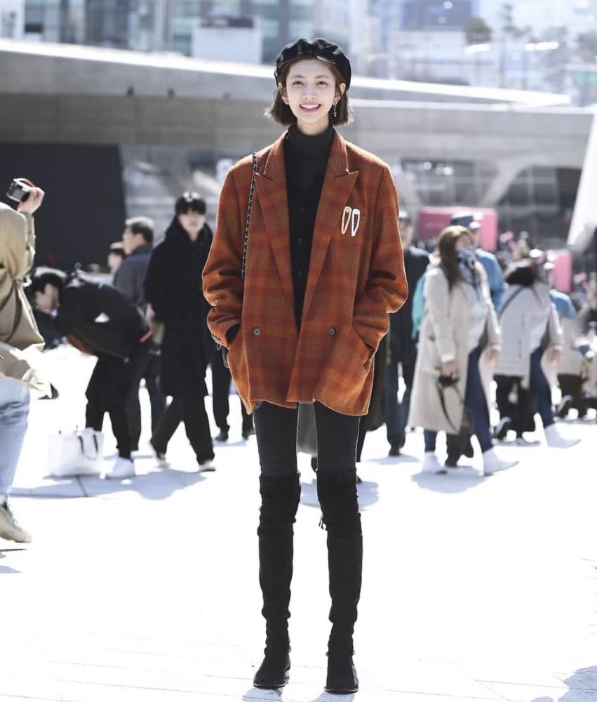 国内街拍：秋天时髦精们都爱穿美美的外套