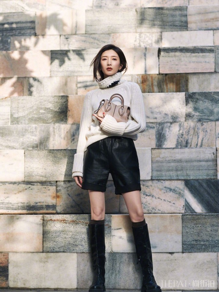 江疏影初秋街拍 白毛衣搭配皮裤随性又时髦