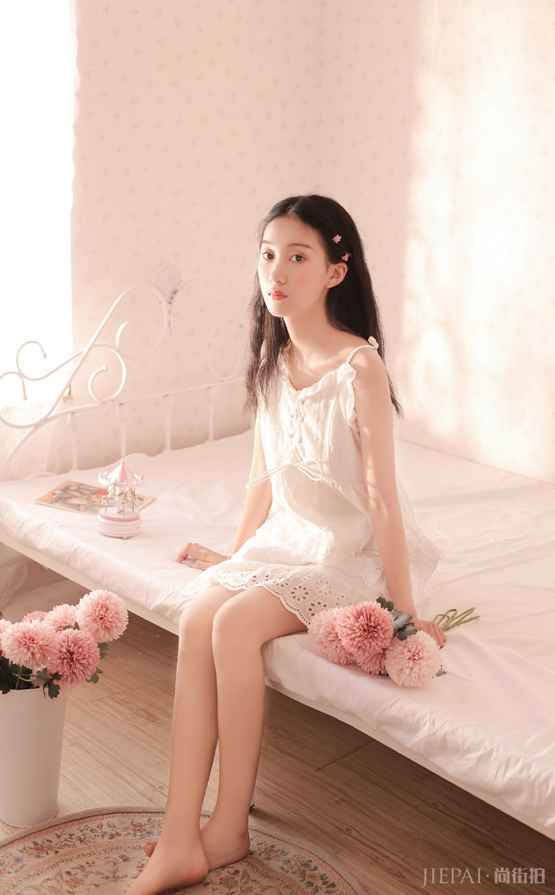 白嫩长发美女吊带裙性感写真图片