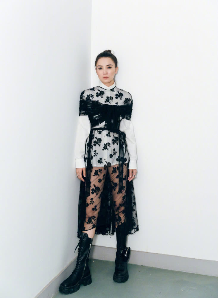 宋佳一身白色套装张扬高贵,美得霸气十足