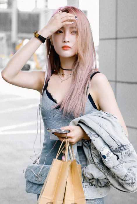 吴宣仪这裤子也太紧了吧，效果却出奇的好，年轻就是无敌