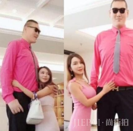 演潘金莲一炮而红，后交往1米侏儒男，如今又搞定2米高“巨男”