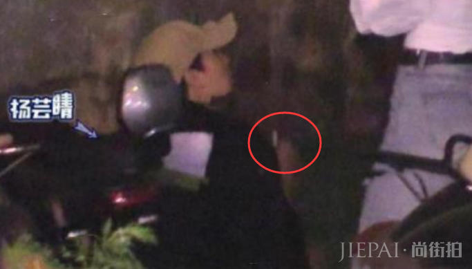 火箭少女又一成员黑料被扒,路边抽烟还乱扔烟头,大批粉丝脱粉