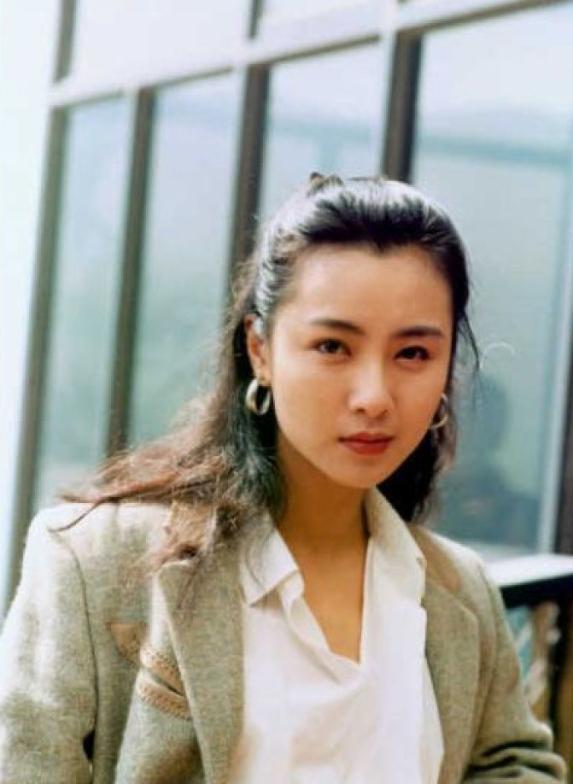 她颜值不输关之琳,被刘銮雄抛弃后变成同性恋,现成这样