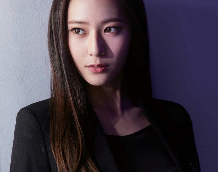 长相精致是什么感觉，看郑秀晶实力演绎女神，小v脸精致五官