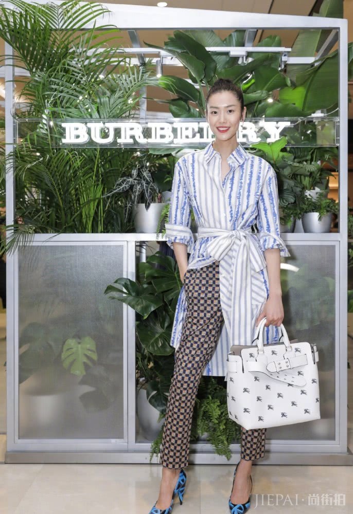 刘雯穿针织衫配牛仔裤，转身露“巴掌腰”抢镜十足