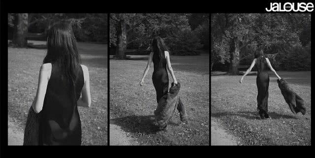 郑爽米色风衣配波浪长发成漫画女主,太不真实