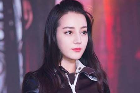 迪丽热巴钟爱苹果头造型,各种场合都让你甜美无比