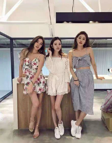 40岁冻龄女神许路儿西装配短裙似20岁少女,同龄阿姨比不了