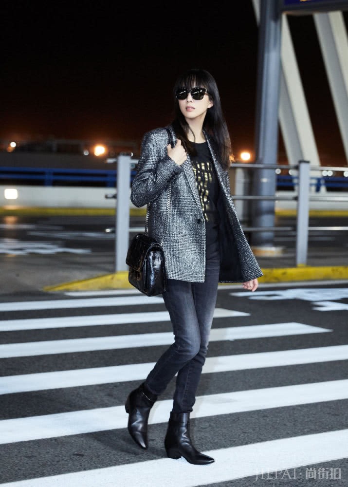 张钧甯穿露脐装配开叉半身裙,戴拳击手套帅呆了