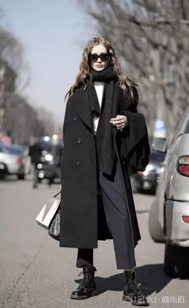 街拍示范:秋冬季穿大衣搭配这四双鞋子,舒适时尚又好看!
