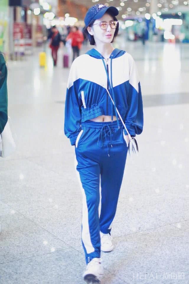 佟丽娅跳舞再现“巴掌腰”，紧身T恤配橘色半裙，58CM腰围不虚