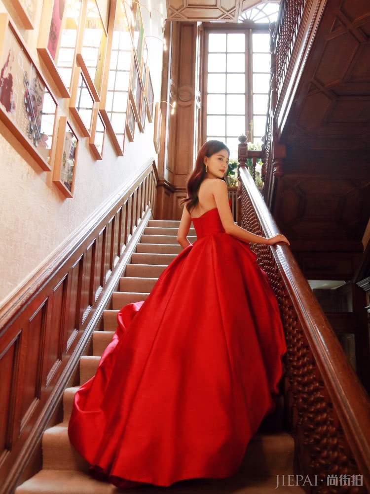 徐璐身穿一袭抹胸礼服，恋爱后越发性感！